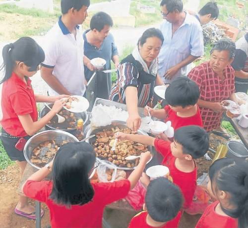 大马华裔厨师特制大盆菜祭拜亡父“圆坟”(图)