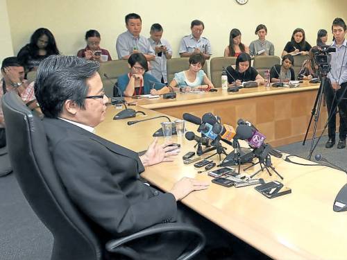 颜炳寿宣布竞选党首马华总会长之争陷三角战