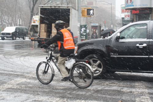 暴风雪袭击纽约百业冷清中餐馆外卖“独秀”(图)