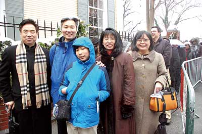 纽约市长官邸寒风中开放华人排队三小时等参观