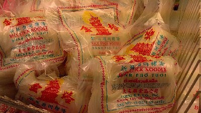 美华人米粉厂遭恶搞塑料米粉可燃网络疯传(图)