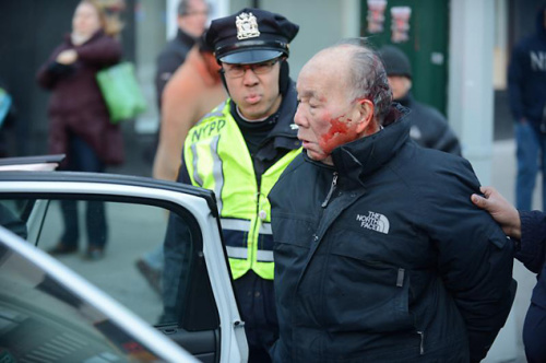 美警察对华裔老人粗暴执法家属表示将起诉警方
