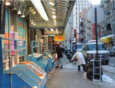 纽约强降雪影响华埠生意华人商家忙铲雪盼回温