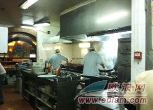 春节旺季将至西班牙华人货行与中餐馆备足料迎客