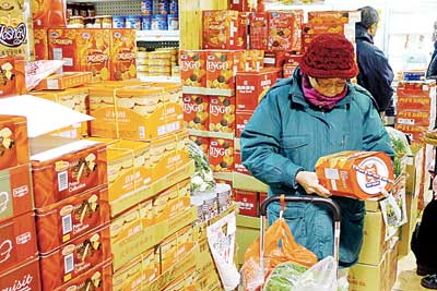 美华裔民众过年“不差钱”坦言开心最重要(图)