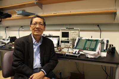 美华裔教授发明仿生电子眼完成两例移植手术（图）