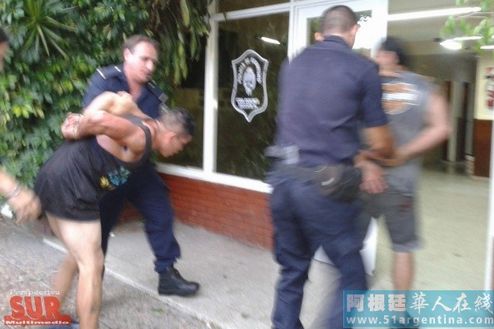 ����͢һ���˳��������ٵ������꺢�ӱ�ΧŹ��ͼ��