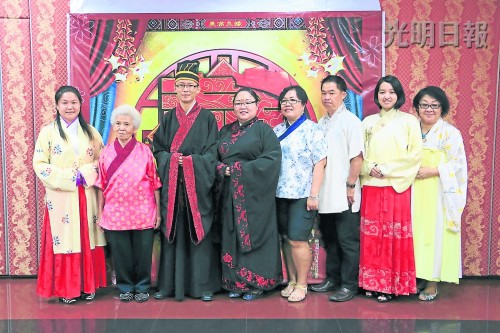 大马华裔新人穿汉服结婚发扬传统汉族文化(图)