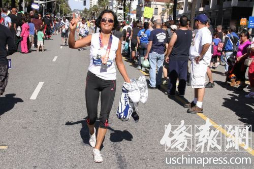 美60岁华裔女中医连续5年参加马拉松想跑到80岁