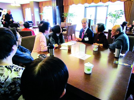 多伦多市长候选人访华裔长者介绍竞选政纲拉票