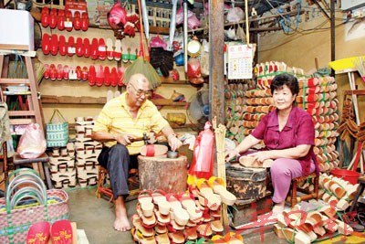 大马华人夫妻制售木屐逾50载无人接班恐失传(图)