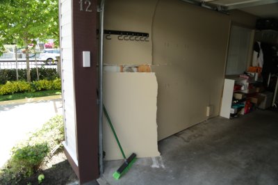 汽车冲进屋加拿大华裔夜半惊魂肇事司机逃逸被逮