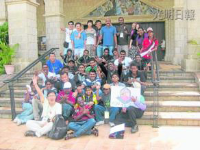 大马华裔社工身残志坚创建服务中心帮助残障人士