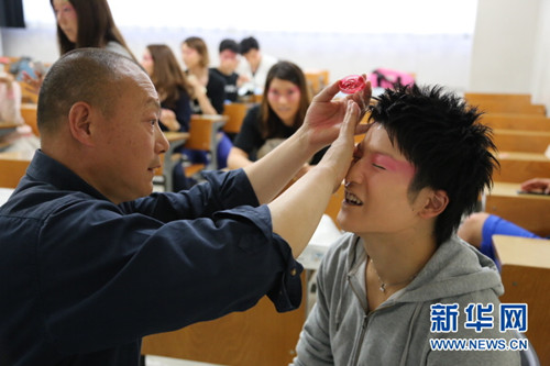 华人讲师为日本大学生上京剧化妆实践课(图)