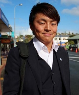 新西兰亚裔少年经历感人曾两度自杀如今服务移民