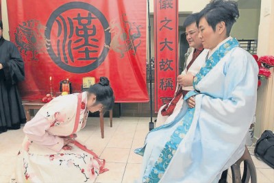 遵循传统着汉服大马15岁华裔女生举行成人礼(图)