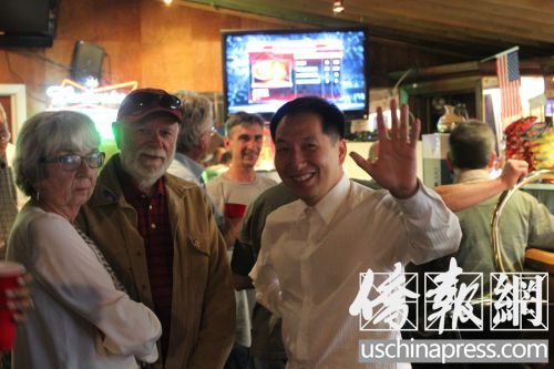 华裔工程师竞选加州副州长投票日与选民交流(图)
