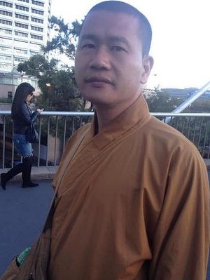 亚裔假和尚重现悉尼街头诈财官员警告民众勿上当
