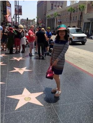 好莱坞华人游客凭吊迈克尔杰克逊逝世五周年(图)