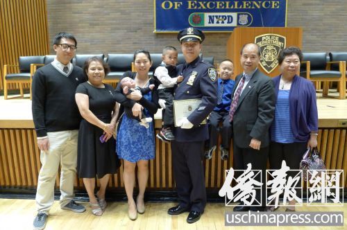 纽约警局举行升迁典礼华裔警察黄建辉晋升(图)