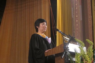 美史岱文森高中举行毕业礼华裔校长向爱女颁证书