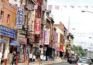 费城华埠张灯结彩悬挂美国国旗迎接美国国庆(图)