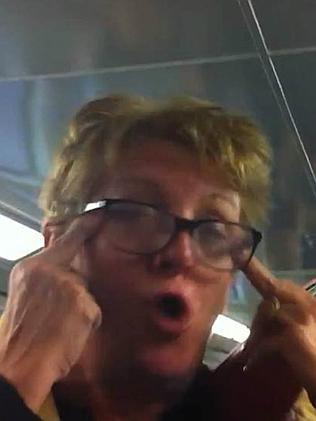 因没人让座动怒悉尼中年妇女种族辱骂亚裔女(图)