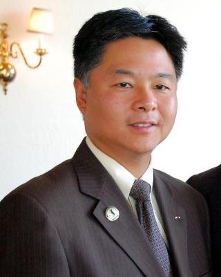 美国资深主持人公开辱华华裔议员痛批要求其辞职