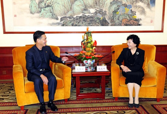 裘援平会见美国华商王文祥盼把握发展机遇