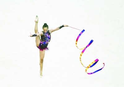 美国华裔女孩青奥会摘艺术体操铜牌获全场掌声