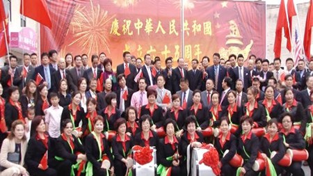 纽约华人社区举行升旗仪式庆中国国庆65周年(图)