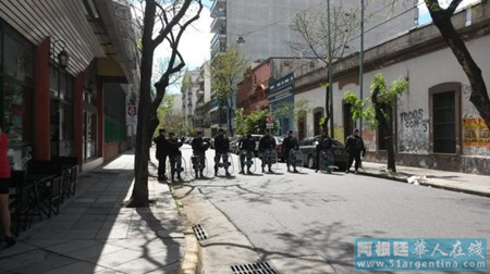 阿根廷一华人超市遭劫歹徒挟持路人与警方对抗