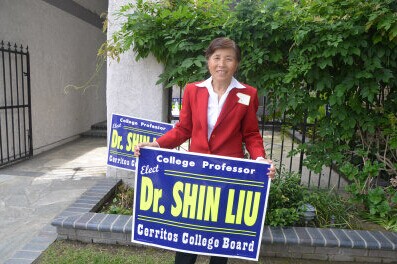 美华裔地方选举谋连任遇劲敌挨户访选民寻求支持