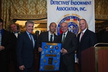 美华裔法警英勇表现获大奖身负枪伤坚持击毙嫌犯