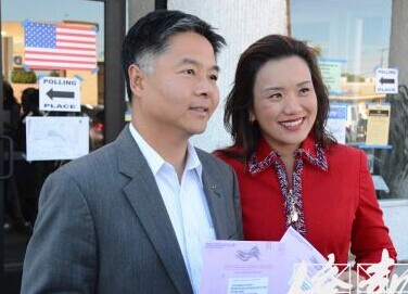 美国会议员华裔候选人及夫人竞选日现身投票站
