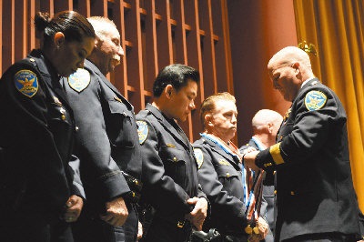 韩亚空难现场英勇救人美2华裔警员获颁英勇奖章