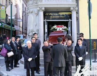 纽约华裔被推下地铁站台遭撞亡华埠举行公祭(图)