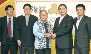 大马资深作家获马华文学奖称文学是寂寞的事(图)