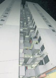 大马华裔青年疑患罕见病想不开红衣红鞋跳楼身亡