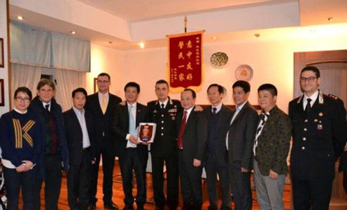 意大利米兰社区治安好转华社赠锦旗感谢警务机关