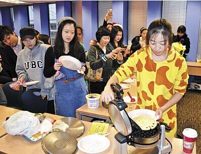 赴加留学生穿睡衣参与早餐义卖助贫困儿童购礼物