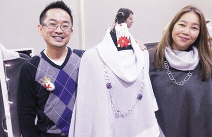 加华裔手工艺品市场试身手推销自己设计服装(图)