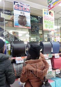 日本学生硬式书包受外国游客欢迎拓展国外销路