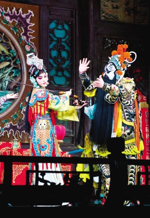 天津举办中华情文艺演出国粹京剧唱醉外国留学生