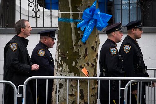 纽约华裔警员刘文健葬礼举行警员民众送最后一程