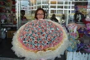 寓意"天长地久"的99朵钞票玫瑰花束,情重礼更重.