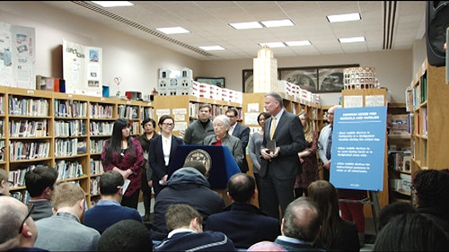 ŦԼ��У���ѧ���ֻ�����˼ҳ������飨ͼ��