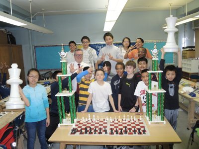 纽约一初中西洋棋队比赛获奖女子队半数为华裔