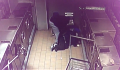 纽约一华人洗衣店凌晨遭劫劫匪摁倒顾客疯抢财物