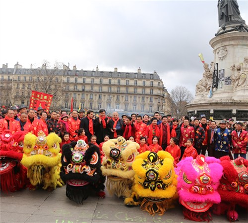 旅法华人春节彩妆游行登场巴黎共和国广场披红